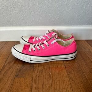 Converse Sneakers Low Top Shoes Women’s Size 8 Fluorescent Hot Pink